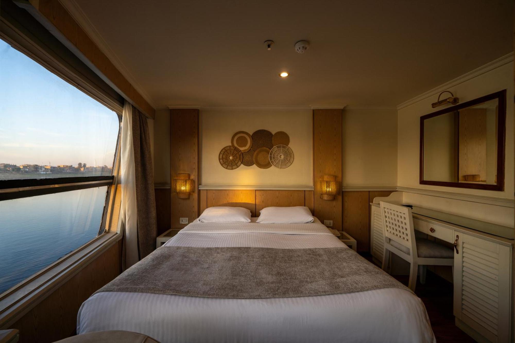 樂蜀 Magic I Nile Cruise Deluxe Boat The Scheduled Departure Is On Saturday For A 7-Day Nile Cruise酒店 外观 照片