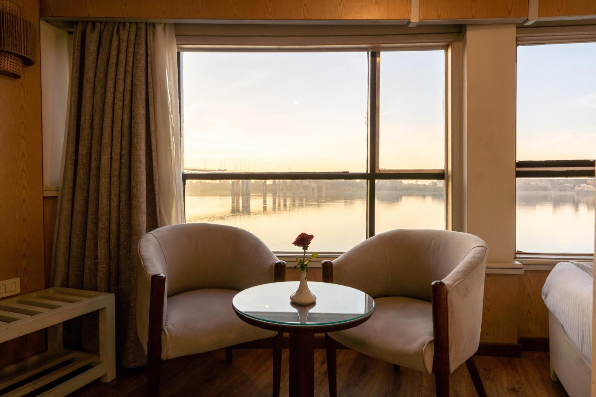 樂蜀 Magic I Nile Cruise Deluxe Boat The Scheduled Departure Is On Saturday For A 7-Day Nile Cruise酒店 外观 照片