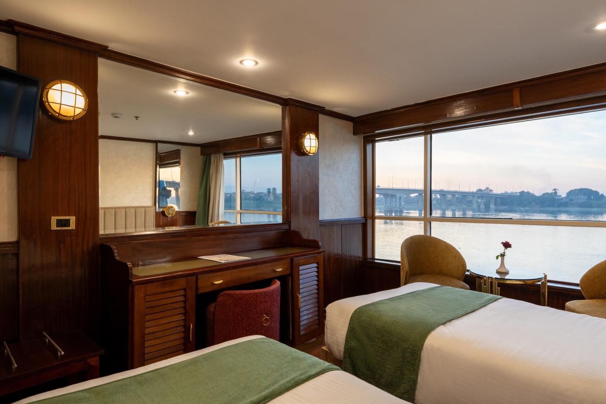樂蜀 Magic I Nile Cruise Deluxe Boat The Scheduled Departure Is On Saturday For A 7-Day Nile Cruise酒店 外观 照片
