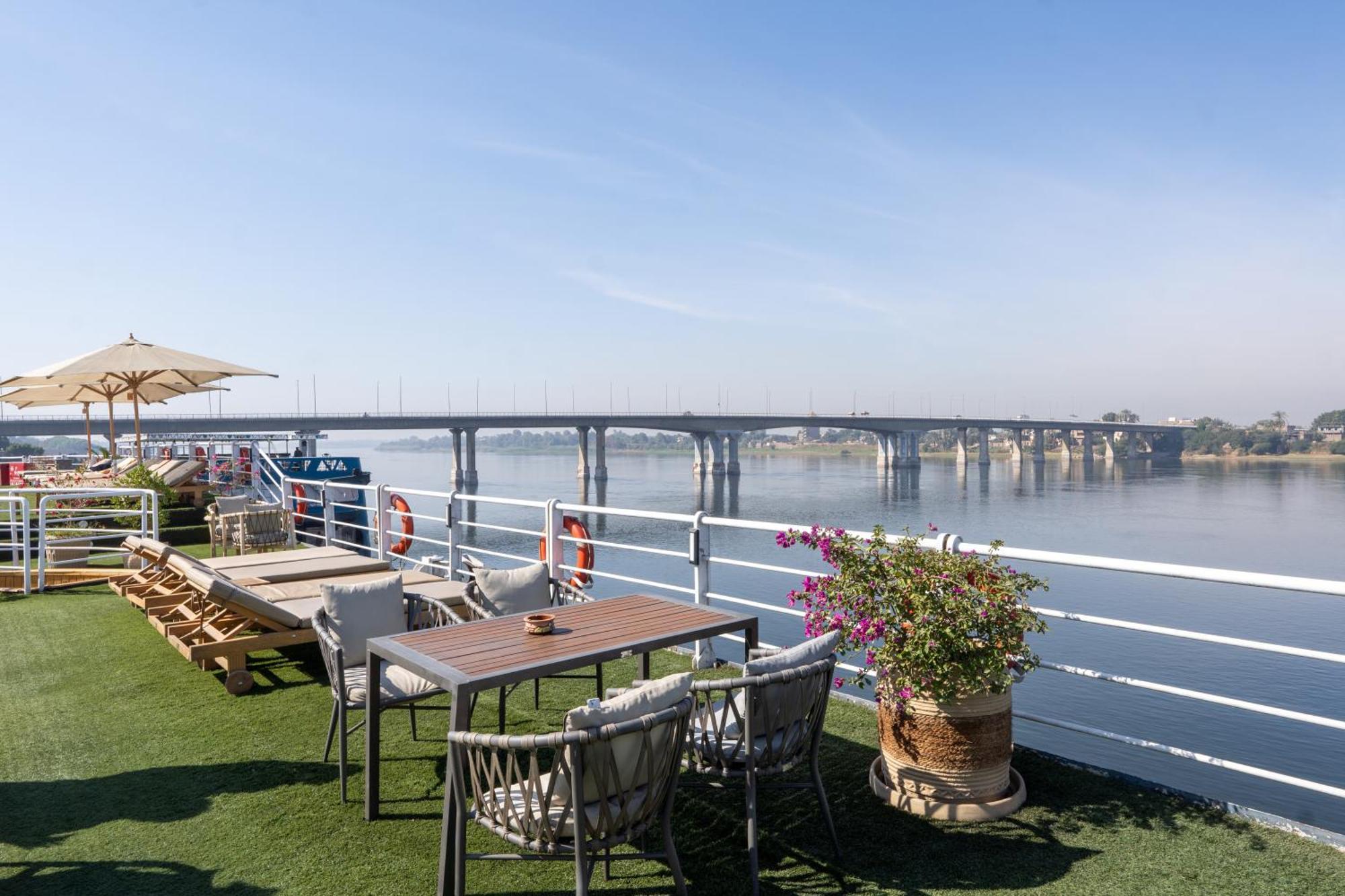樂蜀 Magic I Nile Cruise Deluxe Boat The Scheduled Departure Is On Saturday For A 7-Day Nile Cruise酒店 外观 照片